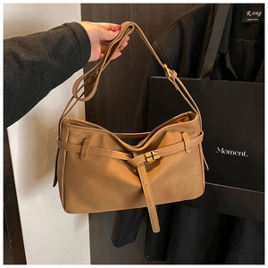 Détail de la bandoulière réglable avec boucle dorée sur un sac cabas marron mat