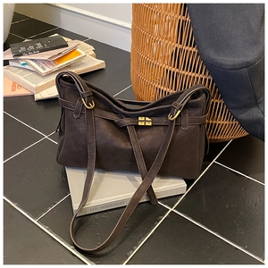 Détails du cabas vintage en cuir marron mat avec boucle en métal et bandoulières fines