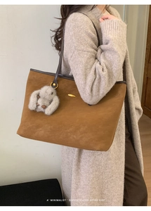 Sac fourre-tout marron en simili daim avec emblème doré et breloque lapin en peluche grise
