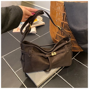 Détails de ce sac vintage café foncé avec boucle en métal doré et bandoulière en cuir souple