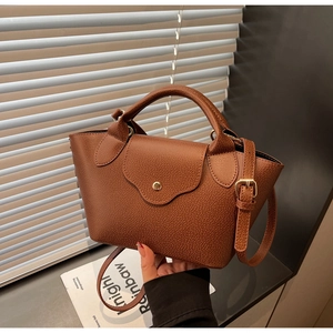 Detail of caramel leather dumpling bag with荔枝 grain and gold magnetic clasp