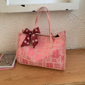 Détail du sac de mariage en toile rose avec imprimé Double Happiness et foulard en soie