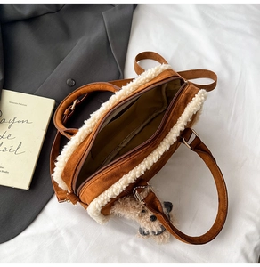 Vue de dessus du sac en daim marron et laine bouclée avec détails du zip