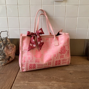 Détail du sac de mariage rose avec motif Double Bonheur et décoration en foulard de soie