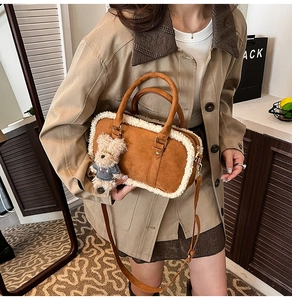 Détail du sac bandoulière en daim marron avec bordure pelucheuse et breloque ours
