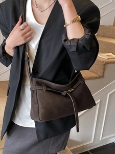 Sac cabas marron foncé mat rétro avec boucle dorée en style bureau élégant