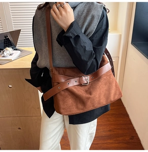 Détail du sac bandoulière marron mat avec sangle à boucle métallique et style collège rétro