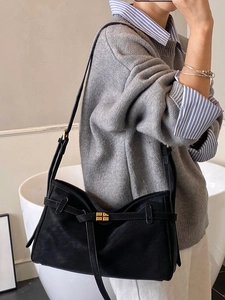 Sac cabas vintage en daim noir mat avec boucle dorée et fine bandoulière en cuir souple