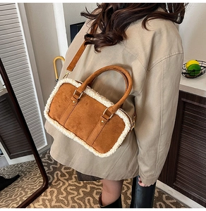 Vue latérale d'un sac bandoulière en daim marron avec bordure en fourrure blanche
