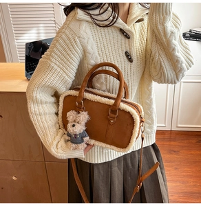 Détail du sac en cuir dépoli marron avec bordure en peluche blanche et pendentif ours