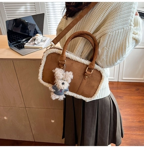 Sac à main marron mat avec bordure en fausse fourrure blanche et breloque ourson