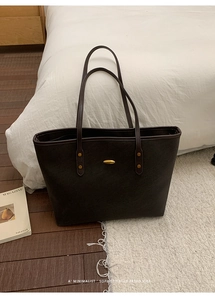 Minimalist retro leather tote bag with gold metal logo and pebbled texture for women