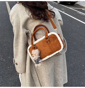 Sac bandoulière marron mat avec bordure en similicuir d'agneau et charm de chiot