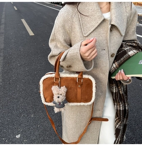 Sac Boston en daim marron avec bordure en laine moutonnée et charm ours peluche