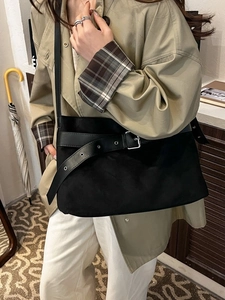 Sac bandoulière noir tendance de grande taille avec texture mate et boucle argentée