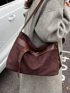 Grand sac bandoulière en daim bordeaux avec boucle argentée et détails en cuir