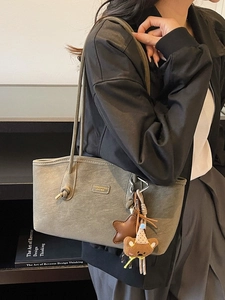 Borsa tote verde grigio in pelle martellata con ciondoli a stella e orsetto