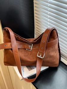 Sac bandoulière en daim marron avec boucles argentées vintage et sangles réglables