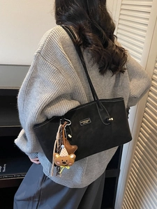 Borsa tote classica in pelle nera da donna con spalline e ciondolo a forma di orso