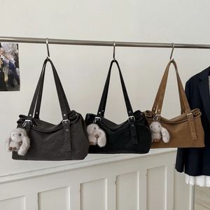 Trois sacs cabas rétro en marron, noir et café avec des breloques lapin en peluche