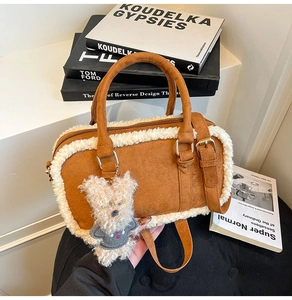 Sac cylindre en daim marron avec bordure en molleton blanc et charm chien en peluche