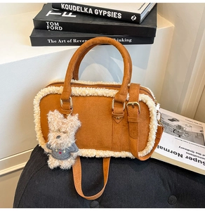 Vue détaillée d'un sac en daim marron avec bordure en fausse fourrure blanche et ourson