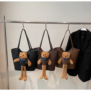 Drei große Shopper-Taschen mit Teddybären-Anhänger in Schwarz, Dunkelbraun und Hellbraun