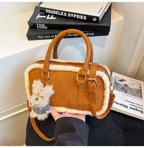 Détail du sac en daim marron avec bordure en peau de mouton et breloque ours en peluche