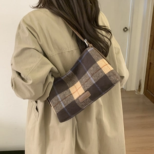 Détail du sac cabas à carreaux marron avec une étiquette en cuir Fashion rétro