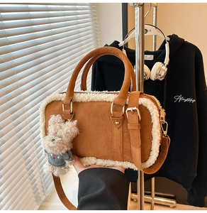 Sac à main en daim marron avec garniture en laine et porte-clé ours adorable