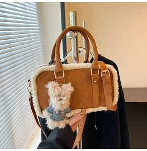 Détail du sac en daim caramel avec garniture en peau de mouton et breloque ourson
