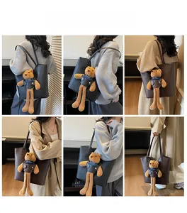 Detail der großen Leder-Einkaufstasche mit süßem 3D-Bären-Anhänger für den Alltag