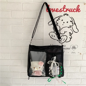 Dettaglio della borsa ita nera con ampia finestra in PVC, peluche e fiocco decorativo