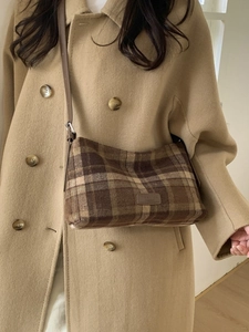 Sac fourre-tout minimaliste à carreaux en laine marron avec bandoulière en cuir