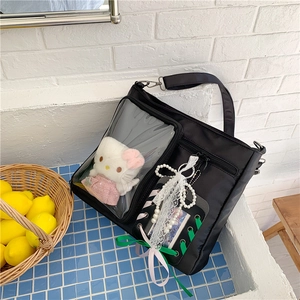 Dettaglio borsa ita in nylon nero con ampia finestra trasparente, pizzi e nastri decor