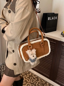 Sac Boston en daim marron avec bordure en fausse fourrure blanche et charm ours mignon