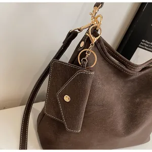 Vue détaillée du sac cabas en cuir mat marron avec une pochette amovible assortie