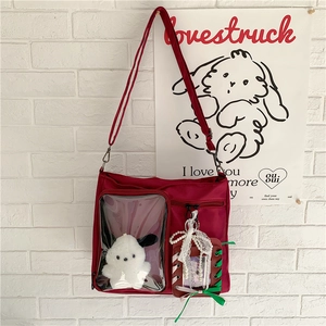 Dettaglio della borsa ita rossa in tela con finestra in PVC e peluche di coniglio