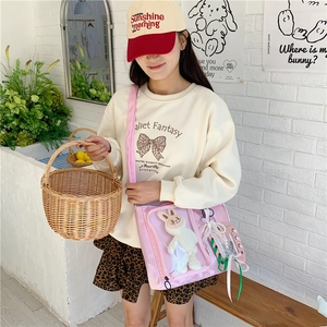 Borsa ita rosa con peluche a forma di coniglio e outfit streetwear autunnale alla moda