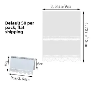 Détail macro de la carte de table papillon en dentelle blanche avec dimensions précises