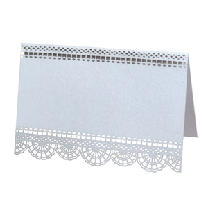Détail du marque-place papillon blanc découpé au laser avec motif de dentelle ajourée