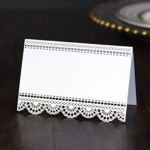 Marque-places élégants découpés au laser en beige pour tables de mariage et banquets festifs