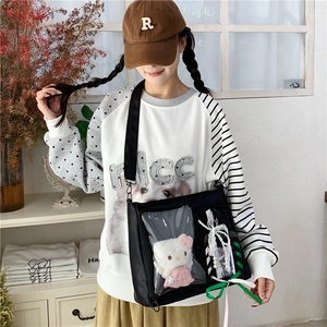 Dettaglio della borsa ita nera con finestra in PVC trasparente e inserti in peluche