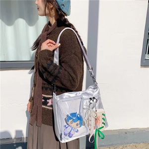 Foto all'aperto di borsa ita in satin argento con finestra in PVC e accessorio in peluche