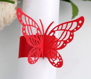 Detail eines lasergeschnittenen roten Schmetterlings-Serviettenrings für Hochzeiten
