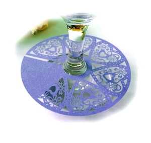 Marque-place en papier violet découpé au laser avec cœurs et fleurs pour verres à vin