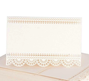 Détail de la carte de place papillon en dentelle découpée au laser pour mariage