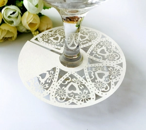 Marque-places Verre à Vin en Papier Perlé Fleur Cœur Découpe Laser pour Décoration Table Mariage Banquet Fête Cartes Nom
