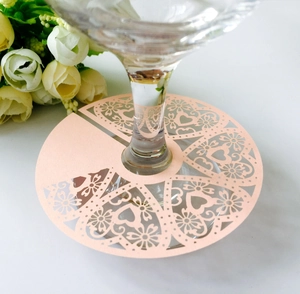 Marque-place papillon rose découpé au laser pour verres avec motifs de cœur et fleurs
