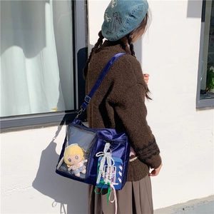 Dettaglio borsa ita blu scuro con finestra trasparente e ciondoli anime sulla spalla